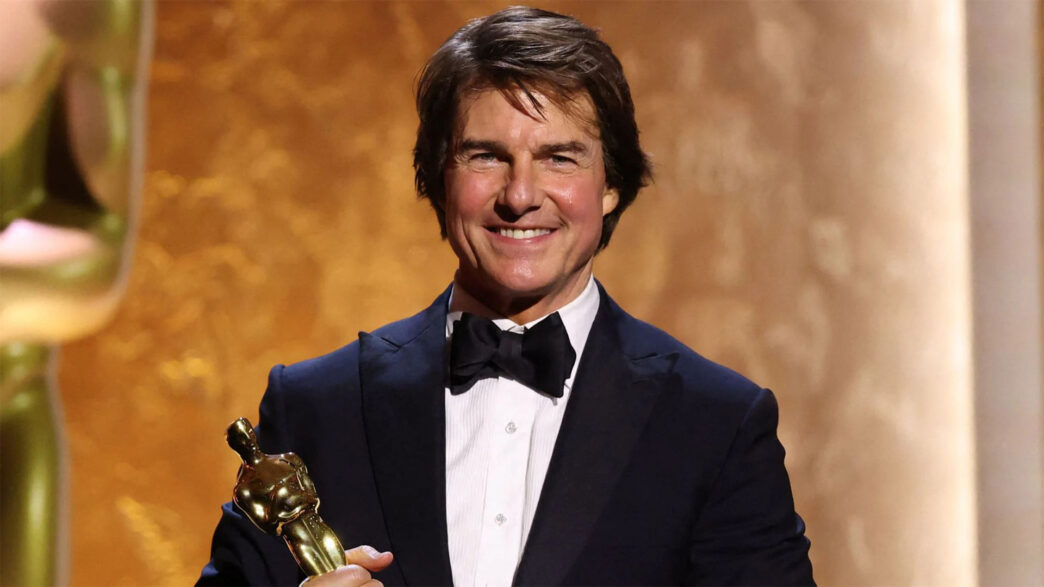 Tom Cruise vestido de esmoquin y con un premio Oscar en la mano