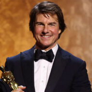 Tom Cruise recibe su primer Oscar y hace una promesa al mundo del cine Tom Cruise vestido de esmoquin y con un premio Oscar en la mano