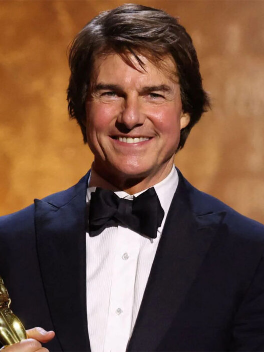 Tom Cruise vestido de esmoquin y con un premio Oscar en la mano