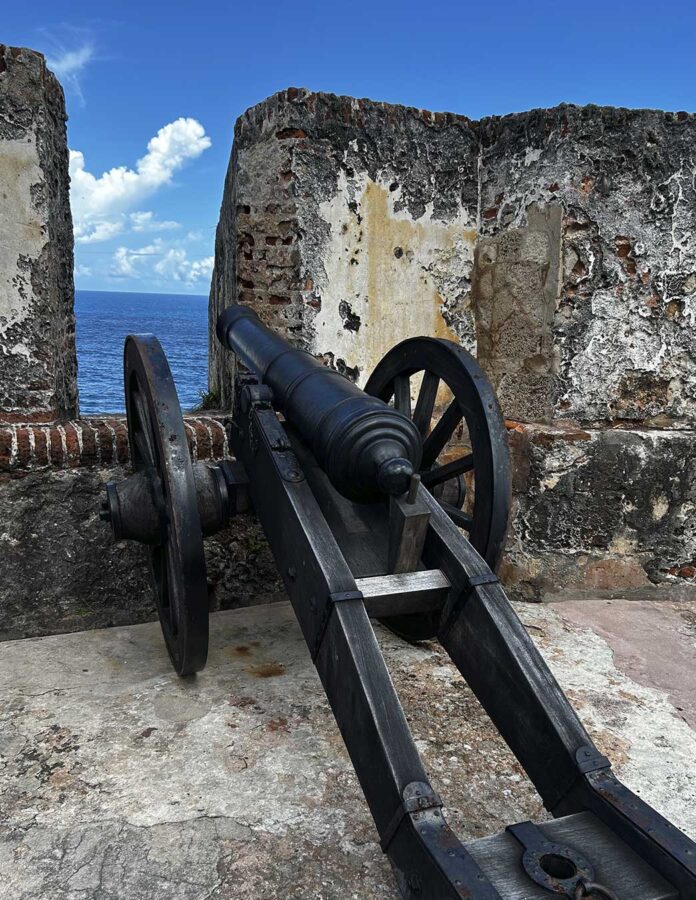 Cañón histórico mirando hacia el mar en el Fuerte San Felipe del Morro.