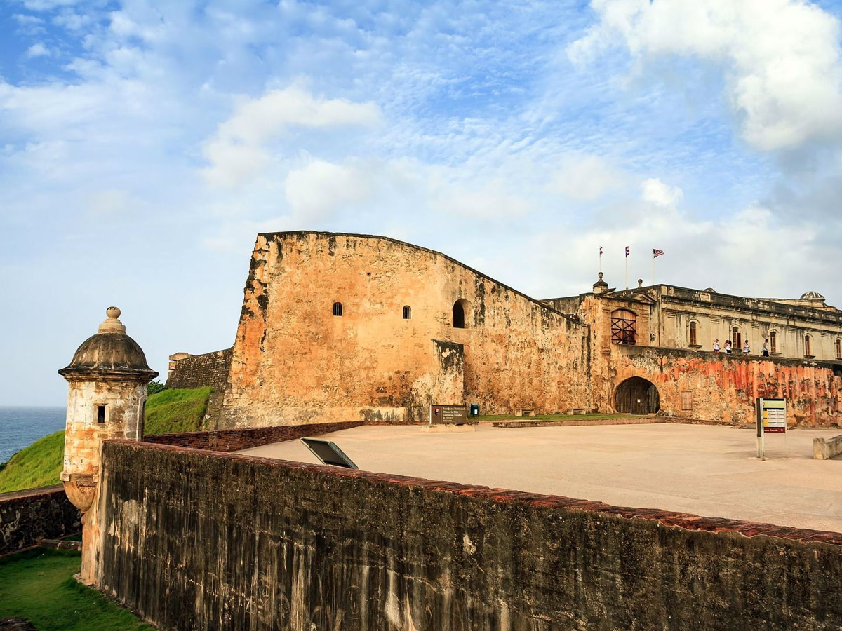 Murallas y estructura principal del Fuerte San Cristóbal en el Viejo San Juan.