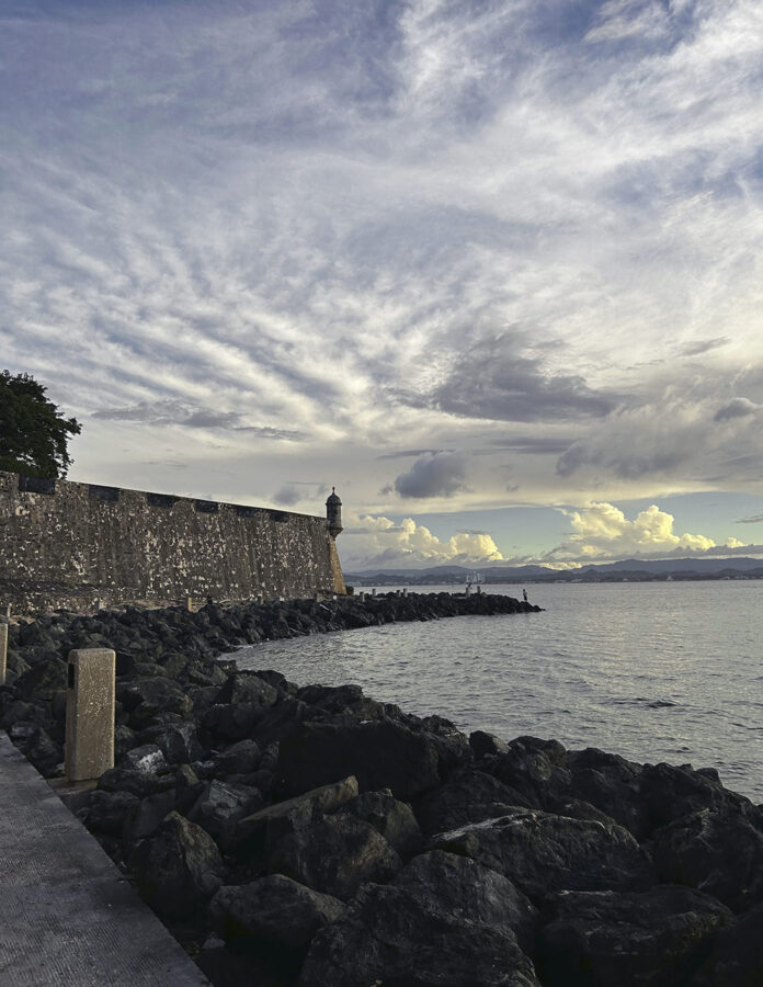 Murallas del Paseo de El Morro con el cielo nublado al atardecer.