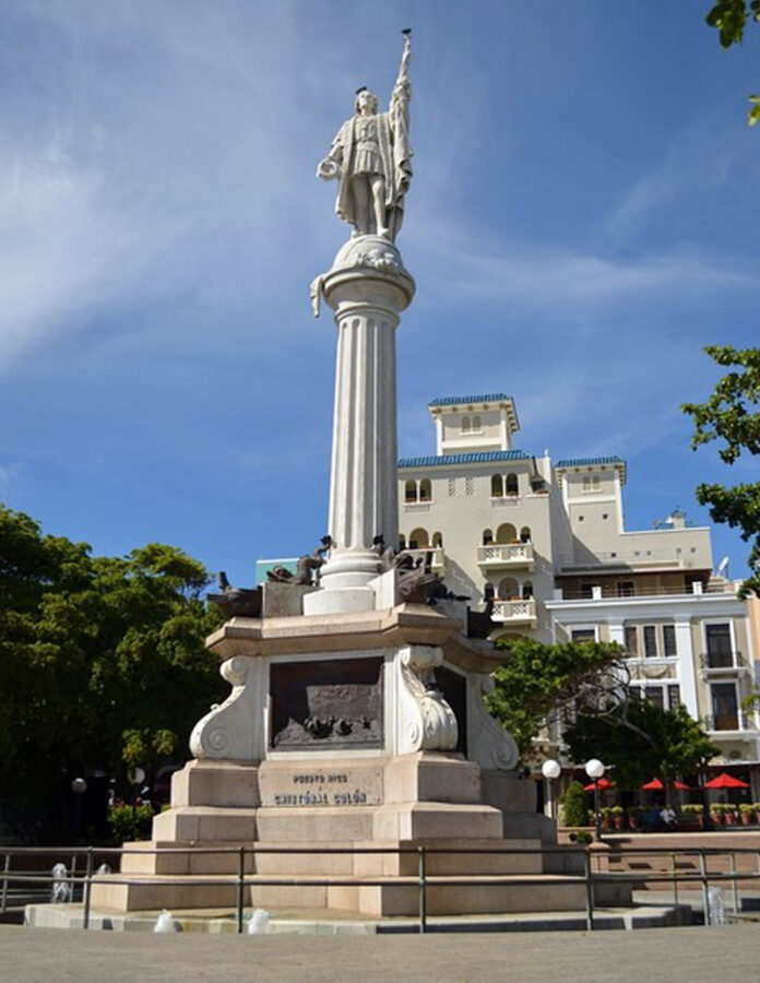Estatua de Cristóbal Colón en el centro de la Plaza Colón, en el Viejo San Juan.