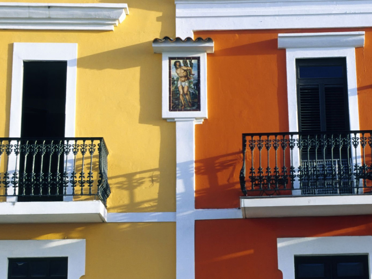 Balcones y fachadas coloniales en tonos amarillo y naranja en el Viejo San Juan.