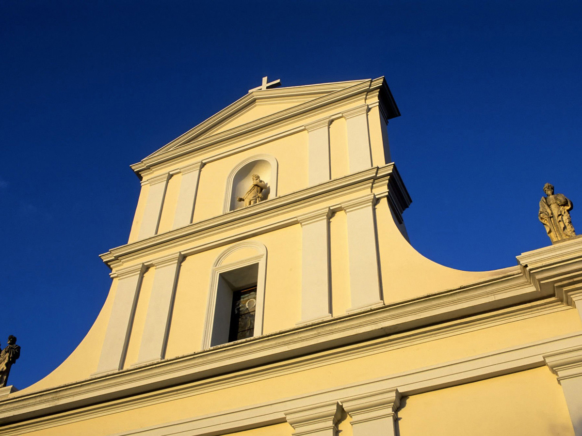 Fachada neoclásica de la Catedral de San Juan iluminada por la luz de la tarde.