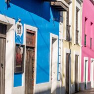 La guía definitiva para conocer San Juan en 24 horas y entender definitivamente qué significa "vivir Boricua" Casas con las fachadas pintadas de colores azul, rosa y amarillo del viejo San Juan, Puerto Rico
