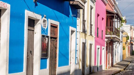 Casas con las fachadas pintadas de colores azul, rosa y amarillo del viejo San Juan, Puerto Rico