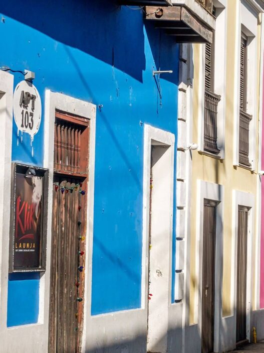 Casas con las fachadas pintadas de colores azul, rosa y amarillo del viejo San Juan, Puerto Rico