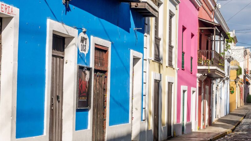 Casas con las fachadas pintadas de colores azul, rosa y amarillo del viejo San Juan, Puerto Rico