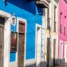 Casas con las fachadas pintadas de colores azul, rosa y amarillo del viejo San Juan, Puerto Rico