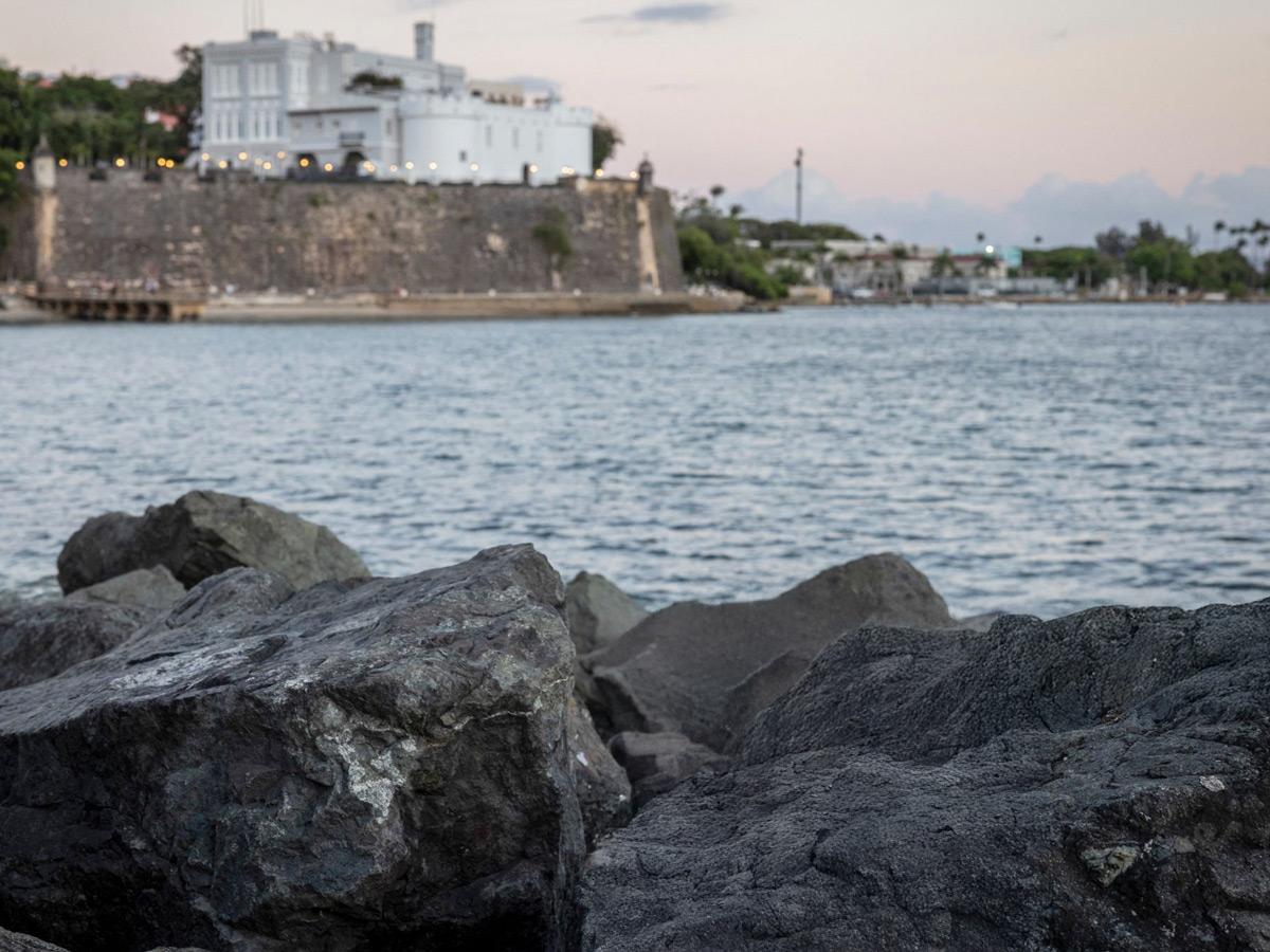 Vista del litoral y las murallas del Viejo San Juan al atardecer.
