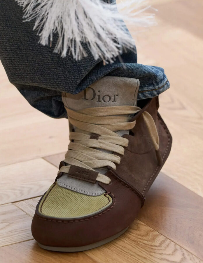Zapatillas Dior Roadie en marrón y verde oliva con detalles de lona, parte del desfile Dior Men Primavera 2026.