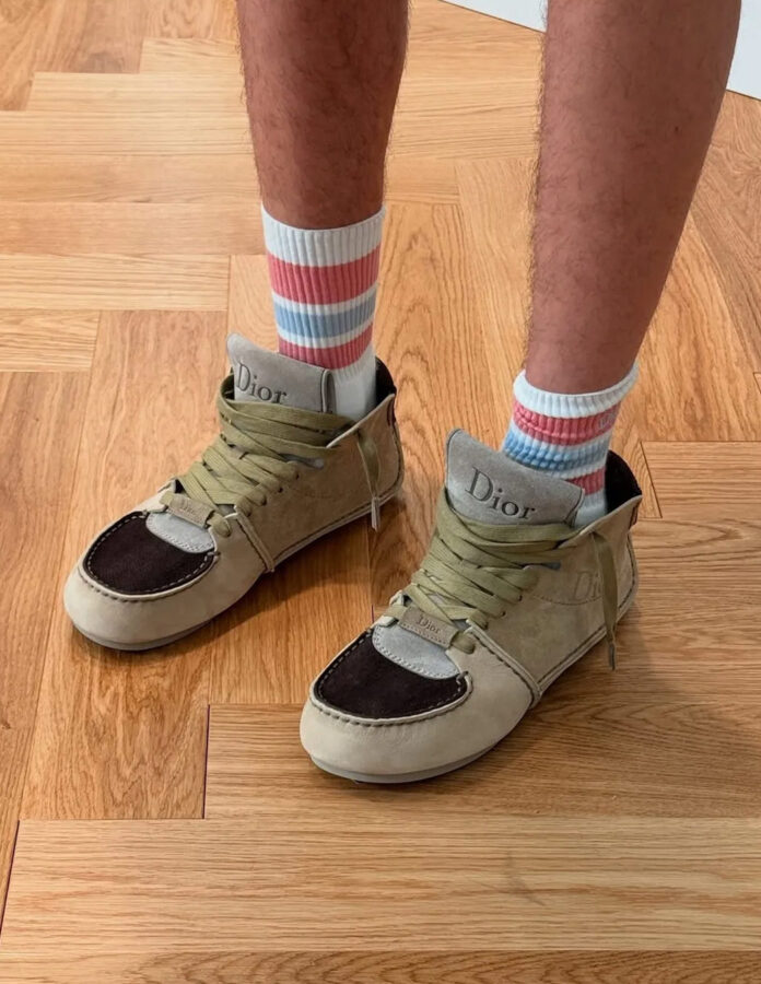 Zapatillas Dior Roadie en beige y marrón combinadas con calcetines a rayas en el desfile Dior Men Primavera 2026.
