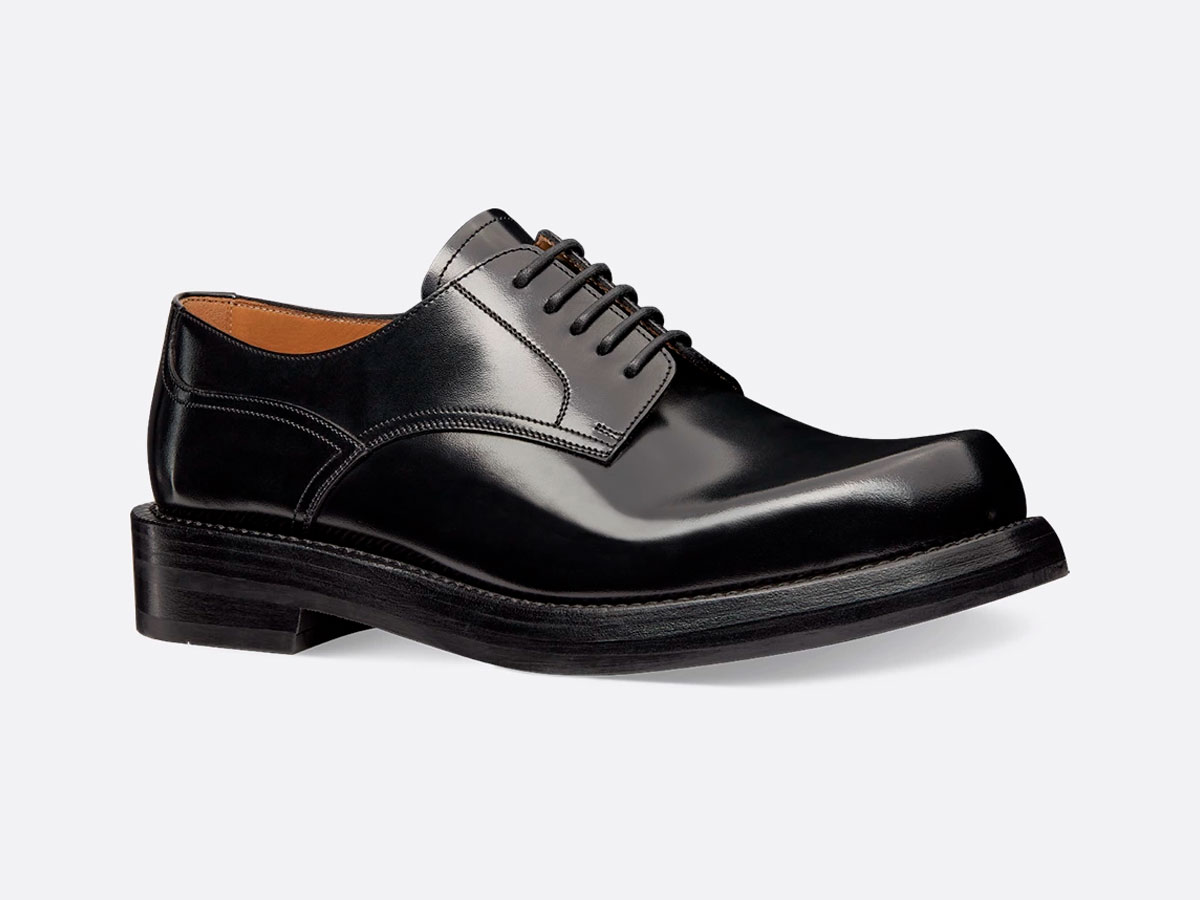 Zapatos derby negros de cuero de Dior.
