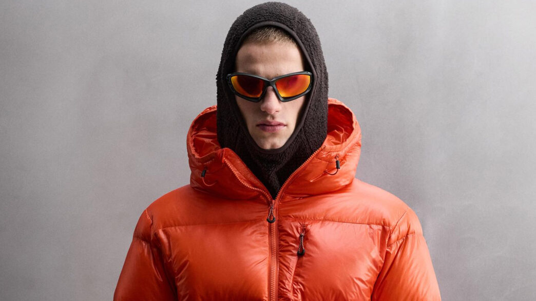 Modelo vestido con abrigo para ir a la nieva de color naranja de Zara