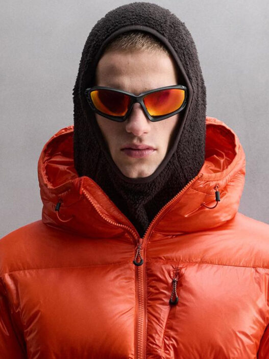 Modelo vestido con abrigo para ir a la nieva de color naranja de Zara