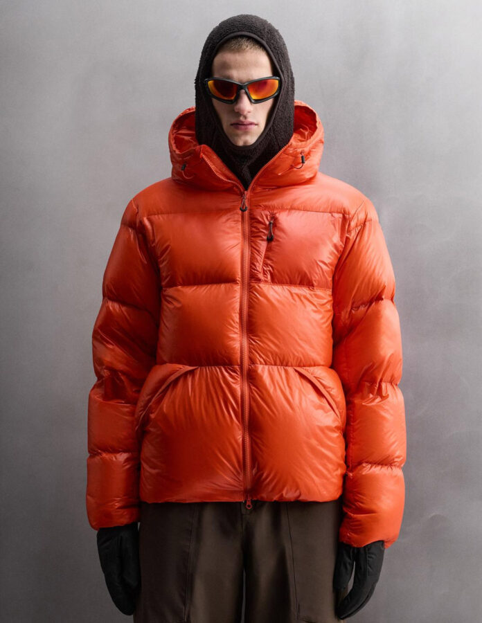 abrigo acolchado de esquí rojo de Zara con capucha y tejido técnico