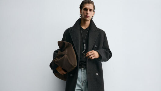 El modelo Hedi Bentekaya vestido con un abrigo largo de zara y un bolso de ante marrón