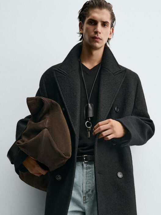 El modelo Hedi Bentekaya vestido con un abrigo largo de zara y un bolso de ante marrón