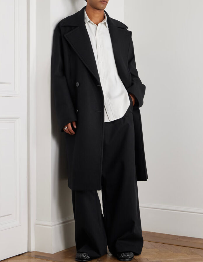 abrigo largo oscuro con camisa blanca y pantalones anchos estilo invierno 2025