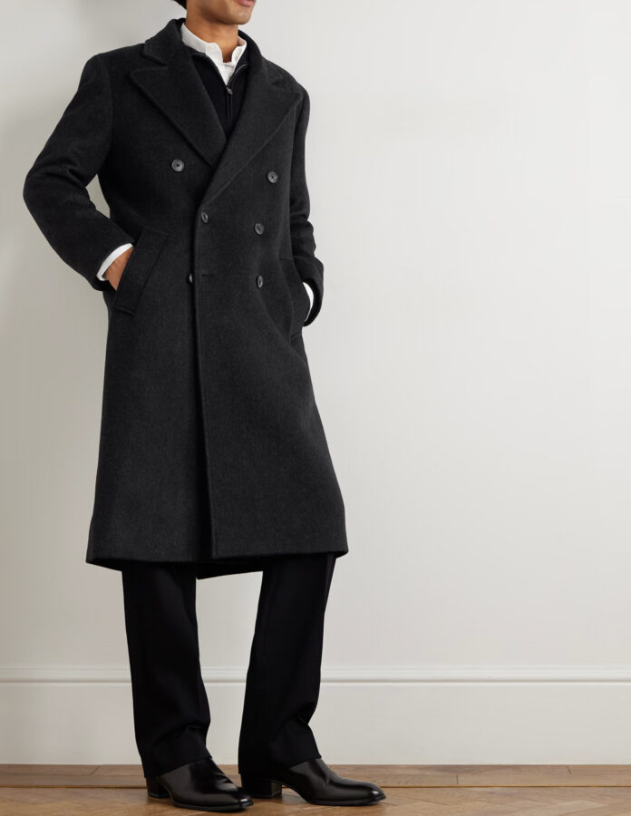 abrigo largo cruzado con pantalones acampanados y botines negros de punta fina