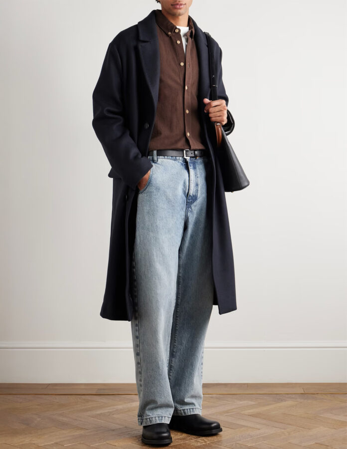 abrigo largo azul marino con jeans claros y camisa marrón estilo clásico moderno