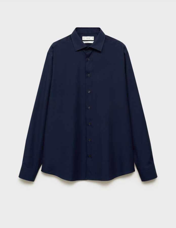 camisa slim fit azul marino de Mango para completar un look de traje en Navidad