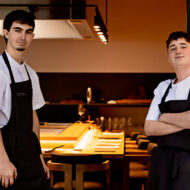 Miguel de Aguilar y João Kather, los jóvenes chefs del restaurante Tetsu en Madrid, frente a la entrada del local.