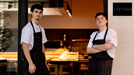 Miguel de Aguilar y João Kather, los jóvenes chefs del restaurante Tetsu en Madrid, frente a la entrada del local.