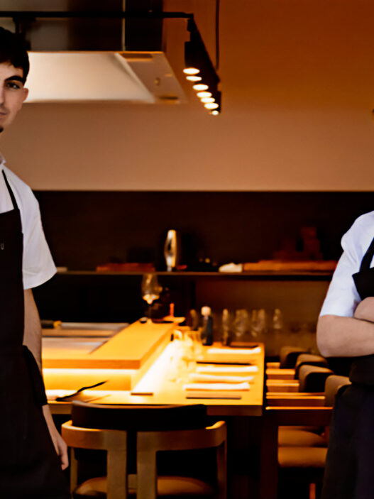 Miguel de Aguilar y João Kather, los jóvenes chefs del restaurante Tetsu en Madrid, frente a la entrada del local.
