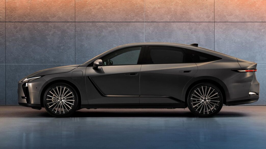 Perfil lateral del Nuevo Lexus ES con tiradores enrasados y línea Lexus Signature Line