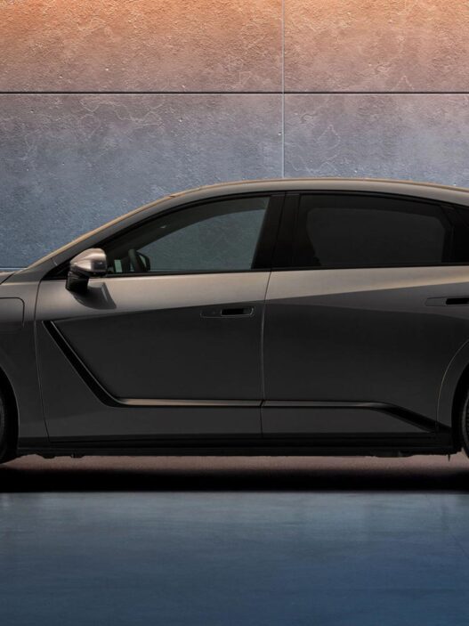 Perfil lateral del Nuevo Lexus ES con tiradores enrasados y línea Lexus Signature Line