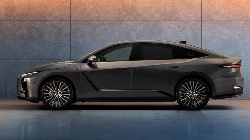 Perfil lateral del Nuevo Lexus ES con tiradores enrasados y línea Lexus Signature Line