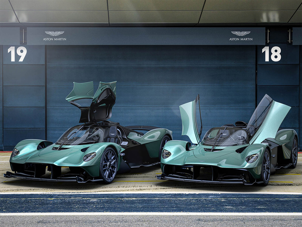 Dos coches modelo Aston Martin Valkyrie aparcados uno al lado del otro.
