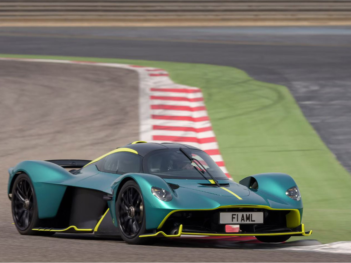 Coche Aston Martin Valkyrie en verde circulando por un circuito