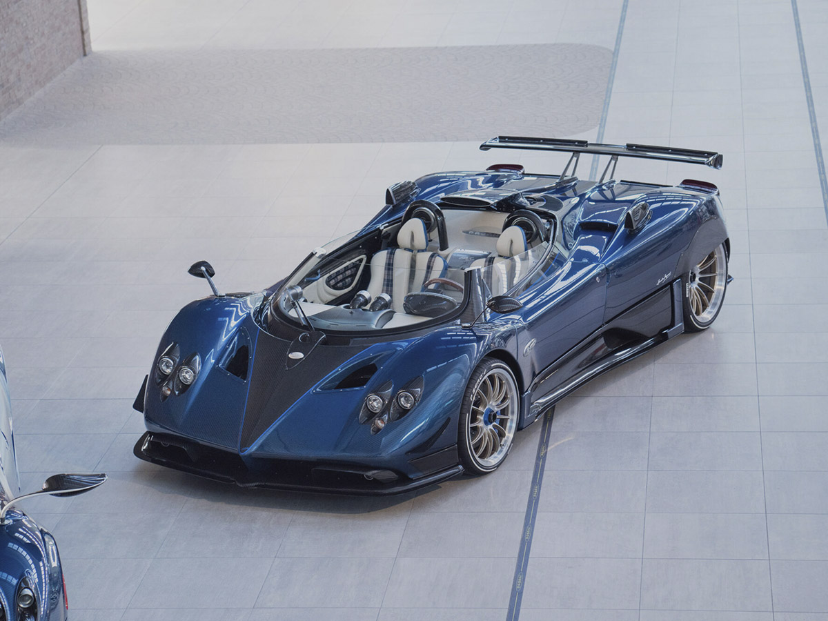 Coche Pagani Zonda HP Barchetta azul aparcado vista aerea