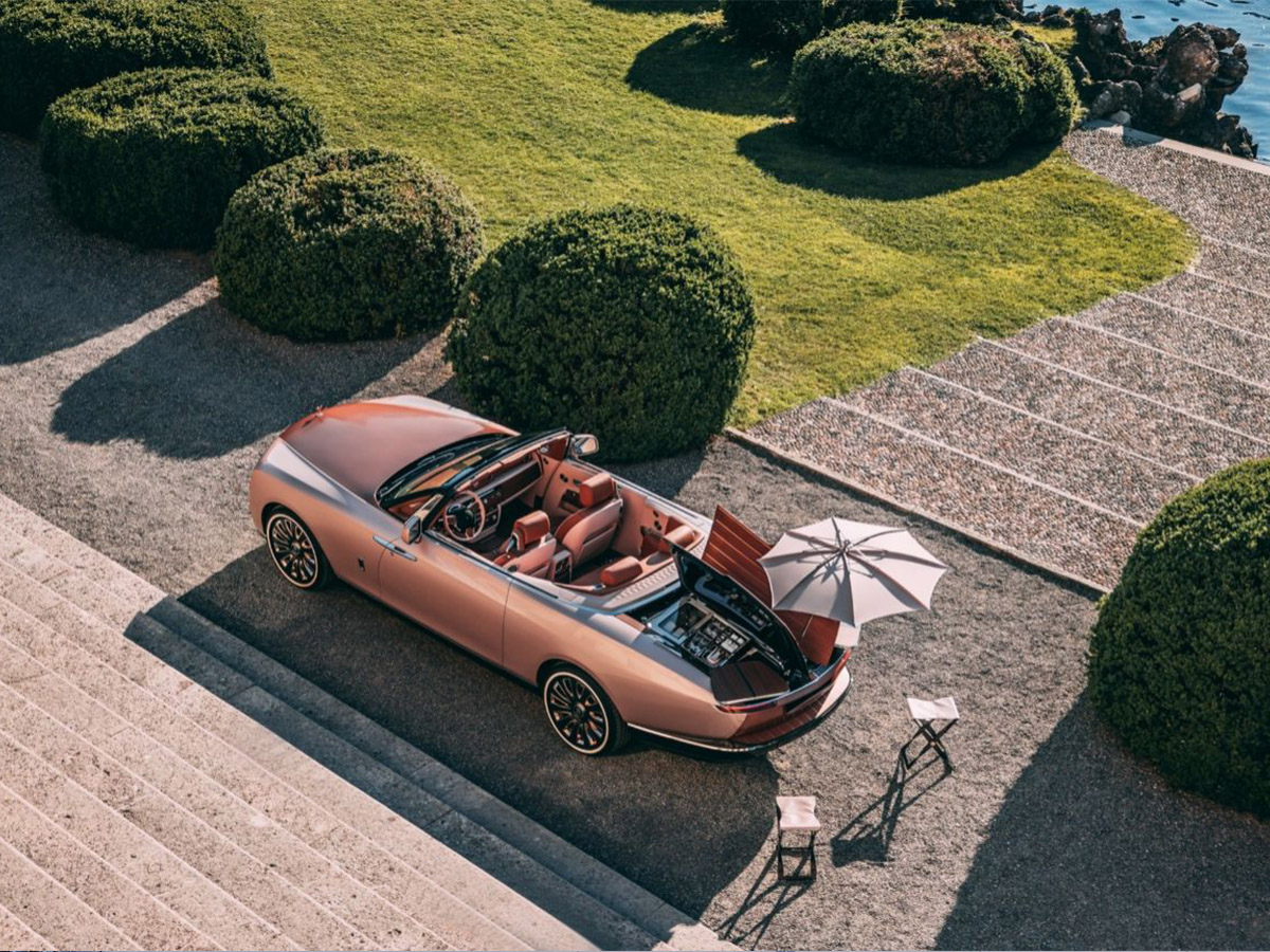 Coche Rolls-Royce Boat Tail visto desde arriba en un bonito jardín