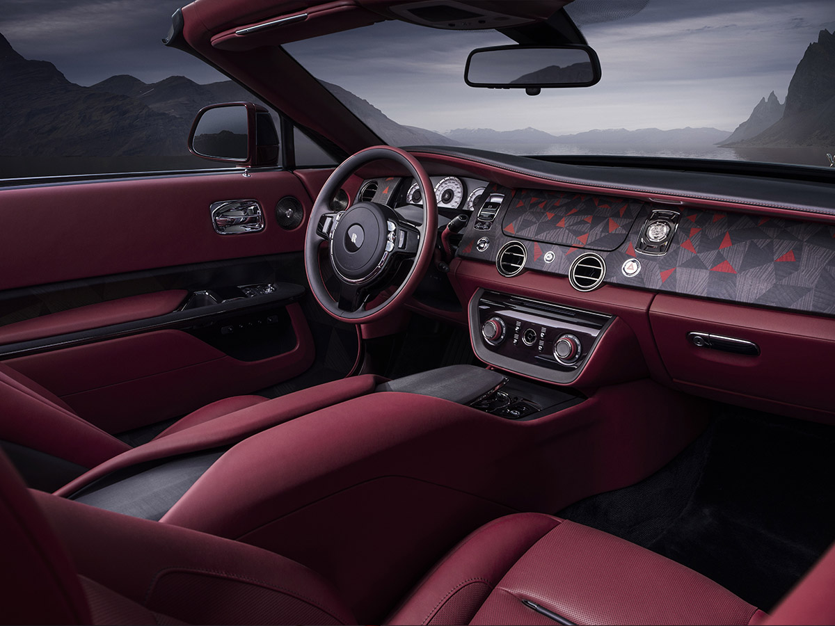 interior del Rolls-Royce La Rose Noire Droptail en rojo