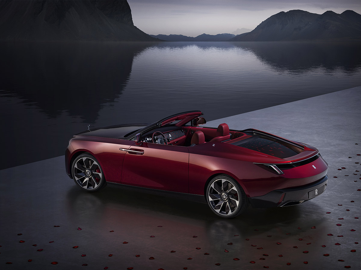 Rolls-Royce La Rose Noire Droptail en rojo frente a un lago