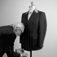 Un traje te estará bien solo si cumple estos 8 puntos El sastre italiano Cesare Attolini haciendo un tarje a medida