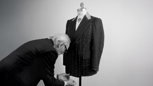 El sastre italiano Cesare Attolini haciendo un tarje a medida