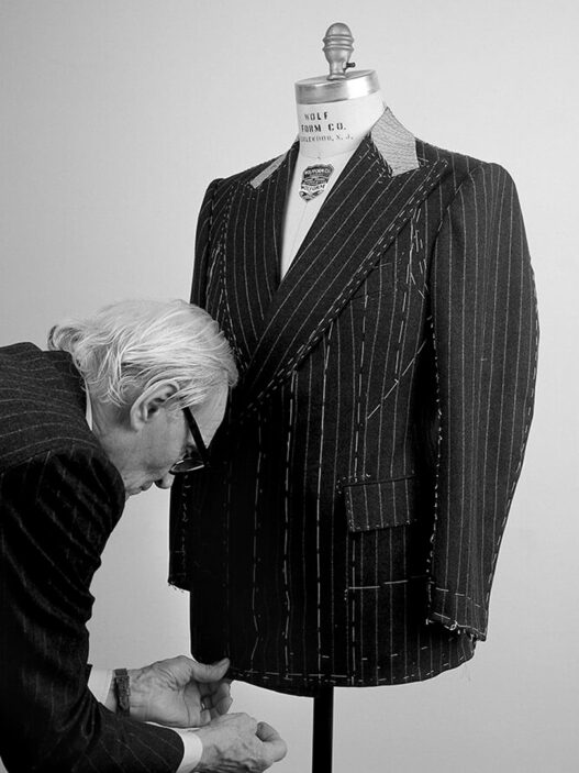 El sastre italiano Cesare Attolini haciendo un tarje a medida