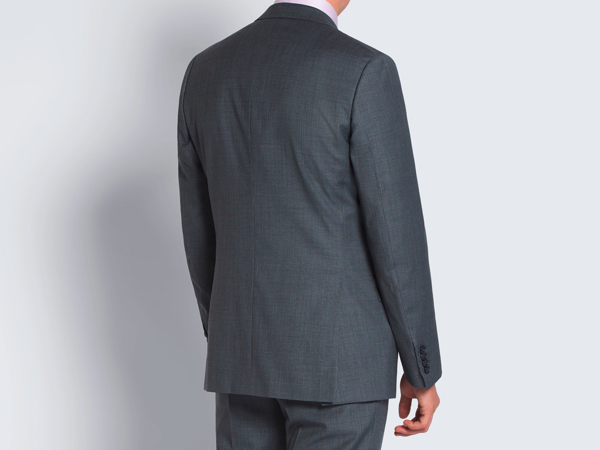 Hombre vestido de traje visto de espaldas