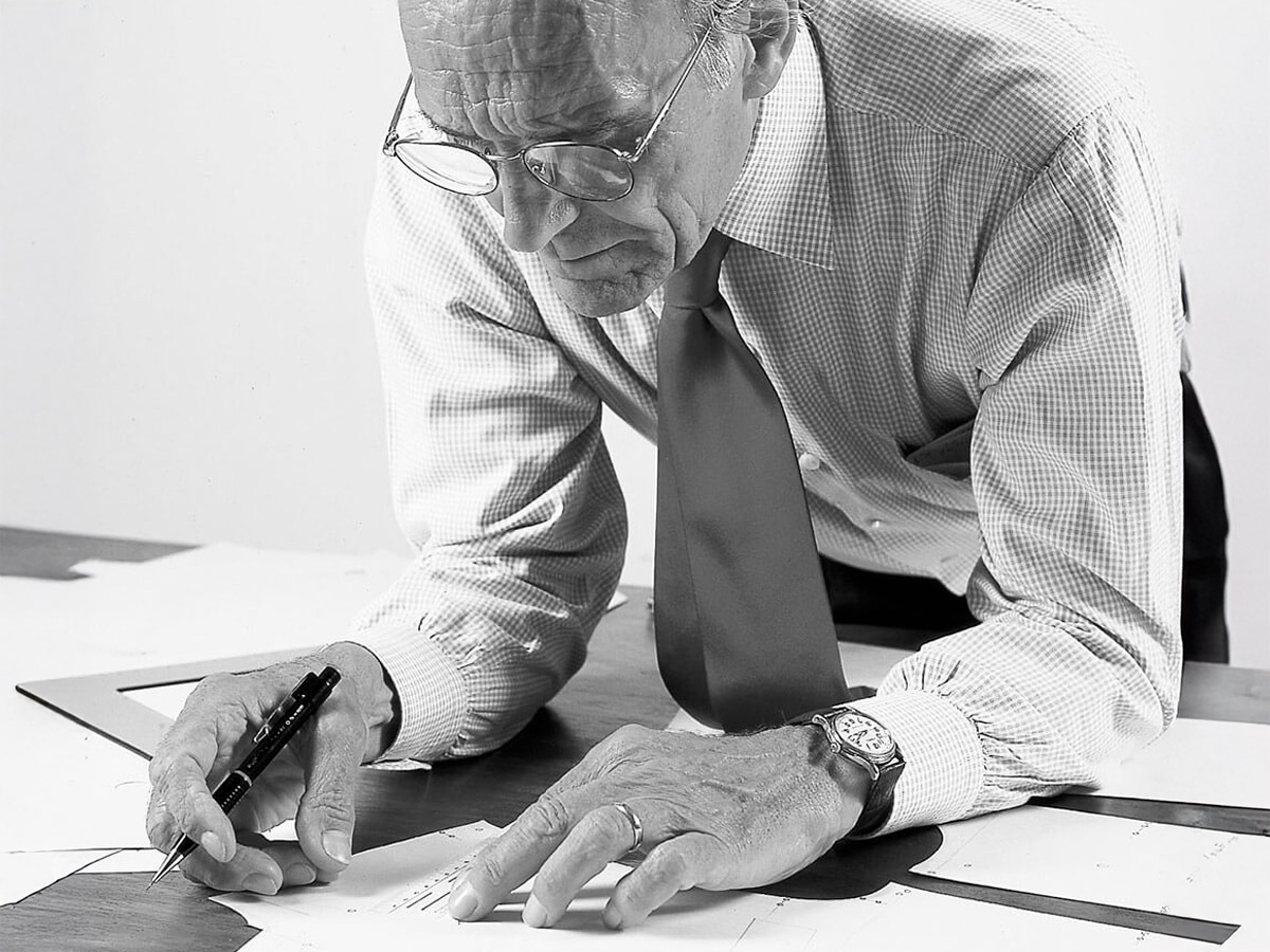 El sastre italiano Cesare Attolini diseñando un traje a medida.