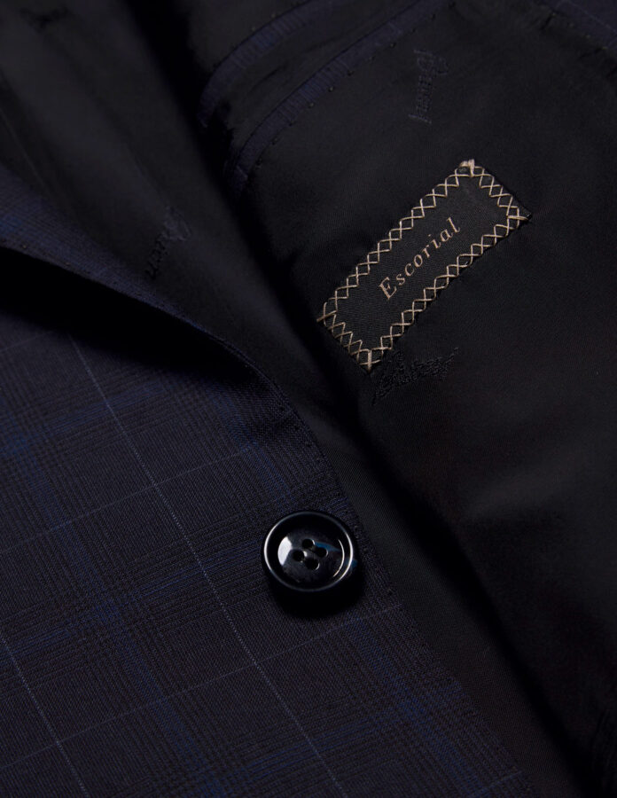 Interior de la chaqueta de un traje de la firma Brioni.