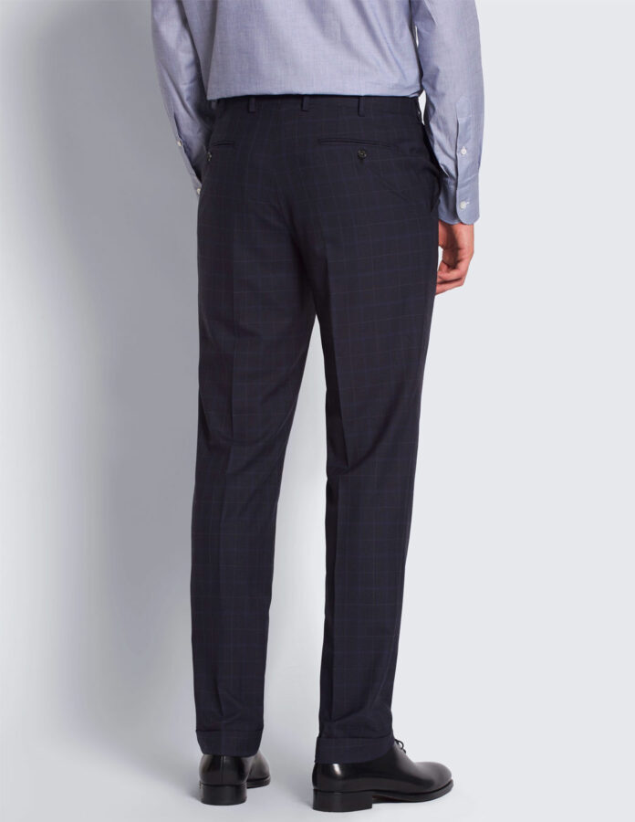 Vista trasera del pantalón de traje azul marino con bolsillos de ojal