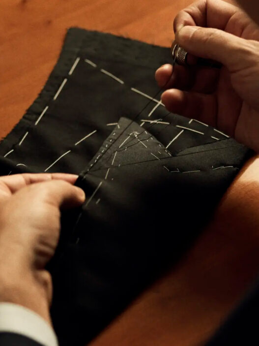 Sastre cosiendo un traje hecho a medida.