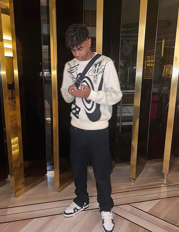 Lamine Yamal con jersey Nike x Stüssy blanco y pantalones Carhartt negros.