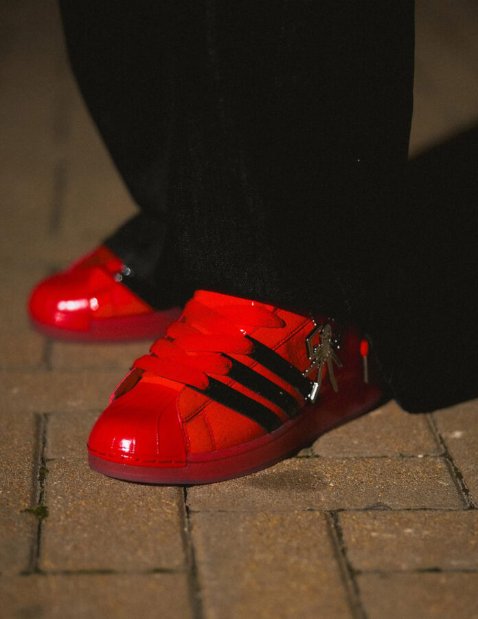Detalle de las SP5DER x adidas Superstar rojas que lleva Lamine Yamal.