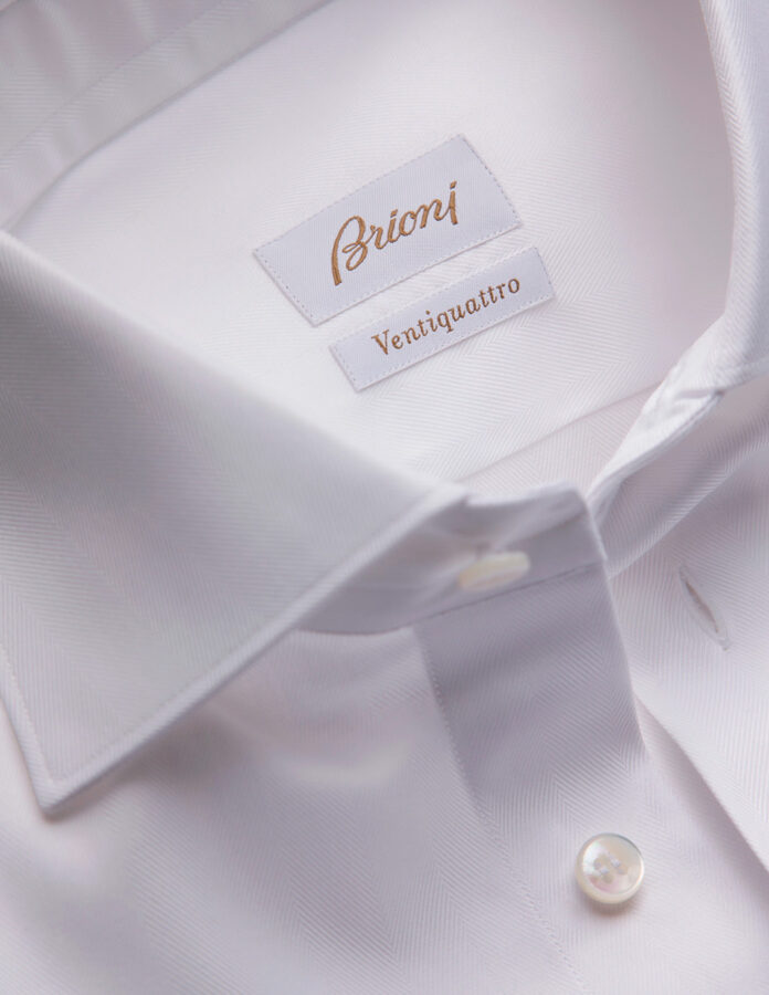 Detalle del cuello de una camisa blanca para traje de la marca Brioni